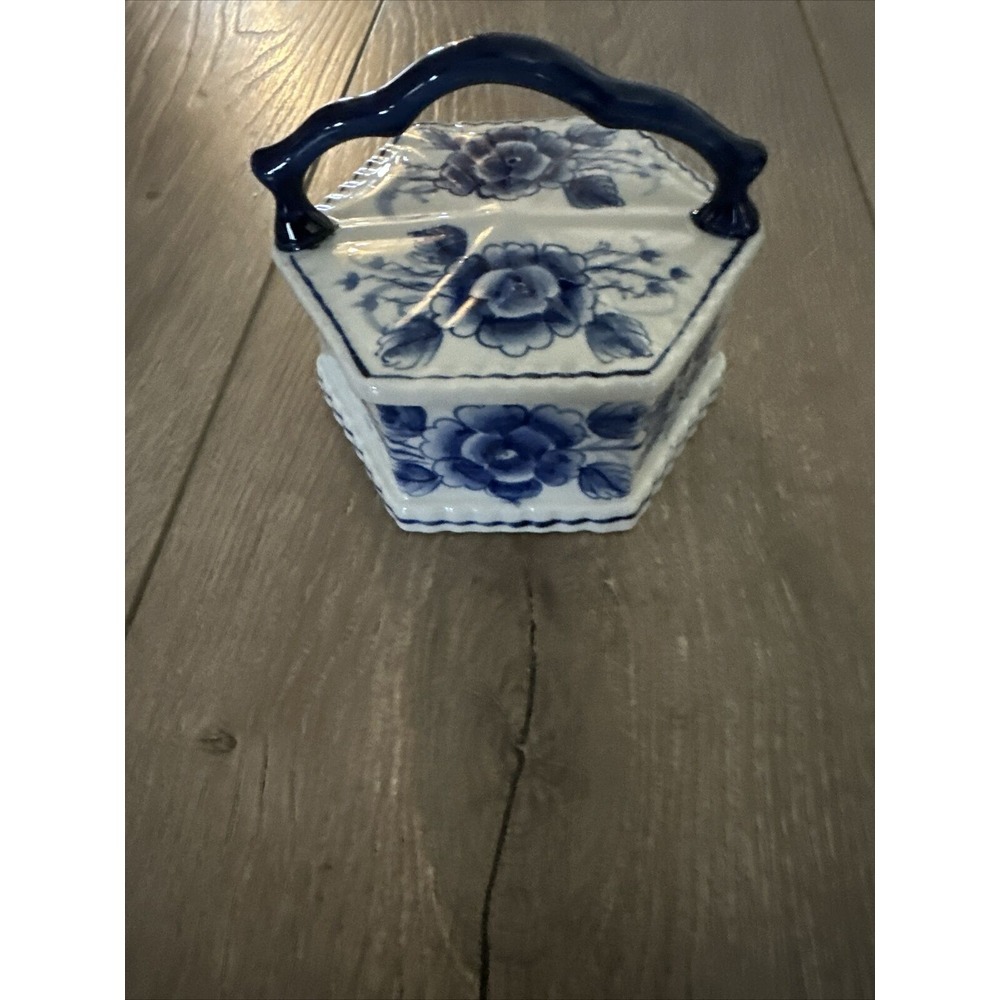 VTG BLUE & WHITE LIDDED DRESSER JAR MADE IN THAILAND‎ FLORAL TRINKET JEWELRY BOX